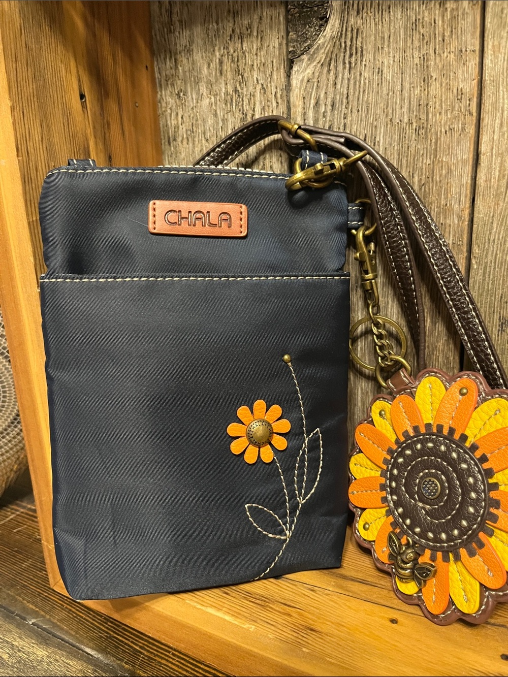Chala Handbags - Crossbody Bag with Sunflower Appliqué - Picture 5 of 13